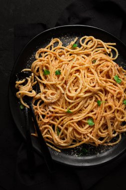 Kremalı sarımsak soslu spagetti, beyaz soslu makarna, ev yapımı, insan yok.,