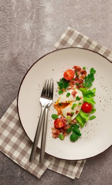 Jambon ve sebzeli haşlanmış yumurta, kahvaltı, ev yapımı.,