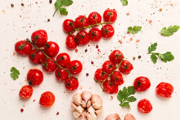 Pečená Větev Mini Cherry Rajčata Kořením Bylinkami Česnek Potravinové Zázemí — Stock fotografie