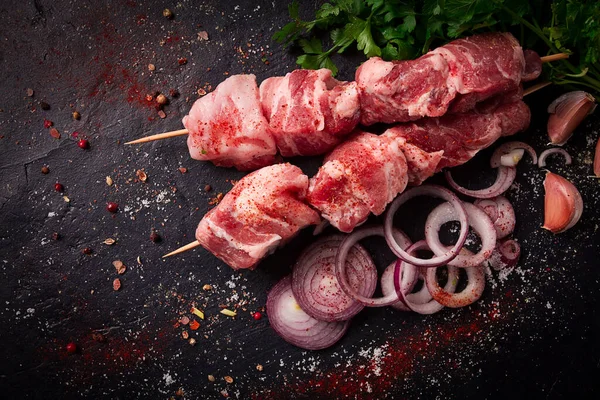Rått Fläskkött Inlagd Kebab Med Kryddor Ovanifrån Inga Människor — Stockfoto