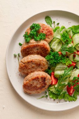 Kızarmış hindi pirzolası, sebze salatası, üst manzara, insan yok.,