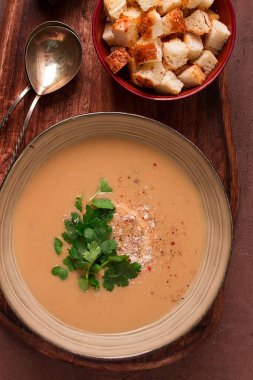 Krema çorbası bej, mantar, soğan, karnabahar, vejetaryen çorbası.,