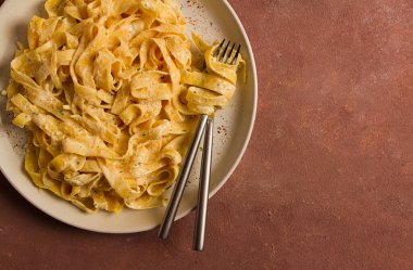 Kremalı sarımsak soslu Fettuccine tagliatelle, İtalyan geleneksel mutfağı, makarna.,