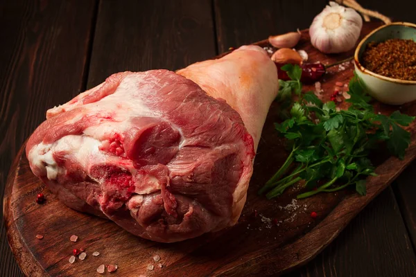 Raw Pork Knuckle Wooden Chopping Board Spices Close Top View — ストック写真