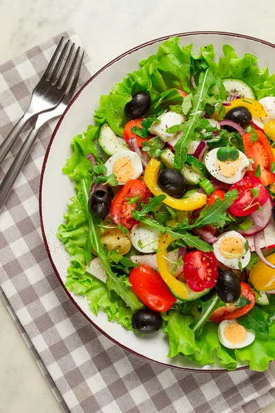 Gemüsesalat Mit Wachteleiern Und Oliven Frisch Aus Nächster Nähe Ohne — Stockfoto