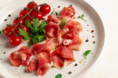 Dilimlenmiş prosciutto, aperatif, kiraz domatesli, beyaz tabakta, üst manzara,