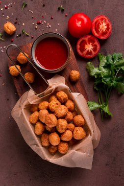 Tavuk patlamış mısır, bol yağda kızartılmış nugget, yakın çekim, kırsal, insan yok.,