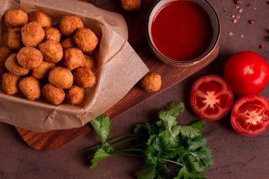 Tavuk patlamış mısır, bol yağda kızartılmış nugget, yakın çekim, kırsal, insan yok.,