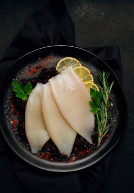 Taze vücut, mürekkep balığı, çiğ, üç leş, üst tabakta insan yok.,