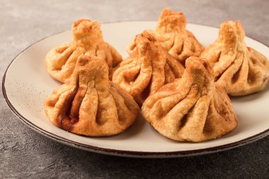 Kızarmış khinkali, etli khinkali, geleneksel Gürcü yemeği, insan yok.,