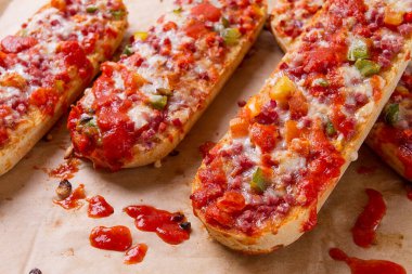 Ekmek arası pizza, üst manzara, yakın çekim, insan yok, fast food, sokak yemeği.,