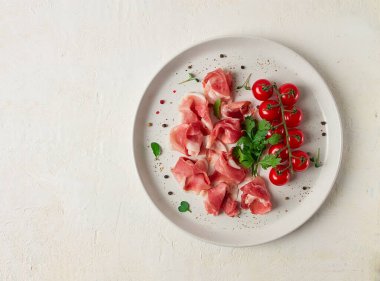 Dilimlenmiş prosciutto, aperatif, kiraz domatesli, beyaz tabakta, üst manzara,