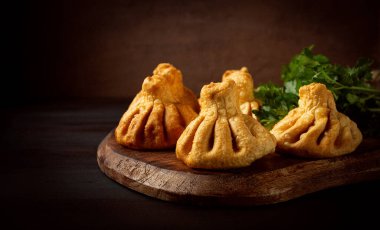 Kızarmış khinkali, etli khinkali, geleneksel Gürcü yemeği, insan yok.,