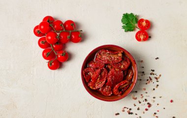 Kurutulmuş domatesler, bir kâsede, beyaz arka planda, üst manzarada.,