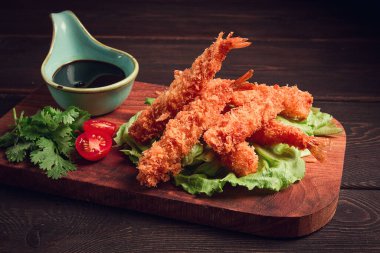 Tempurada soyulmuş kızarmış karides, soya sosu, yakın plan, ahşap tahta üzerinde.,