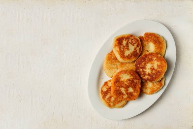 Peynirli mısır unlu tortilla, hamur işi, Gürcü mutfağı, Mchadi, ev yapımı, üst manzara, ahşap bir masada, insan yok.,