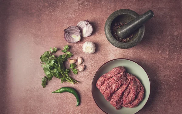 Färskt Malet Kött Rått Med Kryddor Och Ingredienser Bordet Förberedelse — Stockfoto