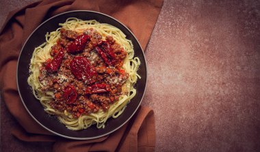 Kurutulmuş domatesli spagetti bolonez, ev yapımı, yakın plan. ,