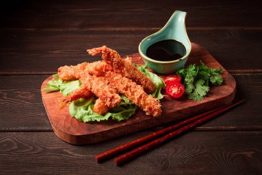 Tempurada soyulmuş kızarmış karides, soya sosu, yakın plan, ahşap tahta üzerinde.,