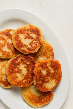 Peynirli mısır unlu tortilla, hamur işi, Gürcü mutfağı, Mchadi, ev yapımı, üst manzara, ahşap bir masada, insan yok.,