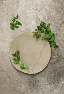 Gri kil tabak, el yapımı, fesleğen dalları, üst görünümü, yemek arkaplanı, menü için yiyecek duvar kağıdı.,