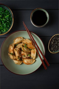 Japon usulü kızarmış gyoza köftesi, domuz eti, susam tohumu, yeşil soğan.,