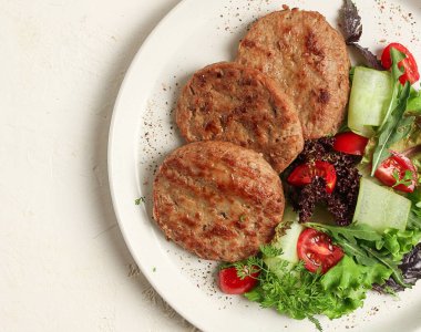 Kızarmış pirzola kıyma, sebze salatası, üst manzara, insan yok.,