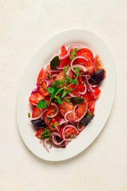 Taze domates salatası, kırmızı soğanlı, baharatlı ve otlu, üst tarafı, yakın plan, ev yapımı.,