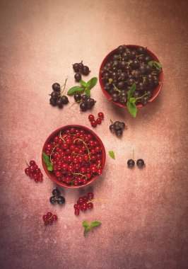 Taze üzümlü üzümler, ve siyah Bektaşi üzümü, kaseler, üst manzara, insan yok.,