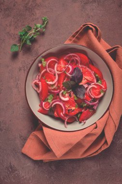 Taze domates salatası, kırmızı soğanlı, baharatlı ve otlu, üst tarafı, yakın plan, ev yapımı.,