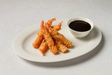 Tempura kabuklu kızarmış karides, soya sosu, yakın plan.,