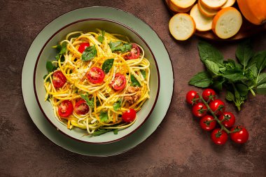 Kirazlı sarı kabak salatası, vejetaryen yemeği, dilimlenmiş şerit, ev yapımı.,