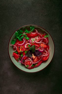 Taze soğanlı domates salatası, baharatlar ve otlar, üst manzara, yakın plan, ev yapımı.,