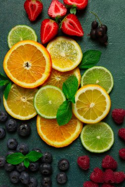 Meyve ve böğürtlen seti, çeşni, dilimlenmiş narenciye, ahududu, yabanmersini, nane yaprağı, çilek, kırmızı frenk üzümü, gıda arka planı, meyve duvar kağıdı karışımı.,