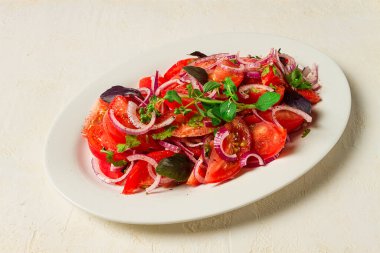 Taze soğanlı domates salatası, baharatlar ve otlar, üst manzara, yakın plan, ev yapımı.,