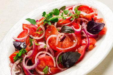 Taze soğanlı domates salatası, baharatlar ve otlar, üst manzara, yakın plan, ev yapımı.,
