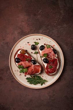 Peynirli sandviç, jambonlu, kurutulmuş domates ve zeytinli sandviç, tabakta kahvaltı.,