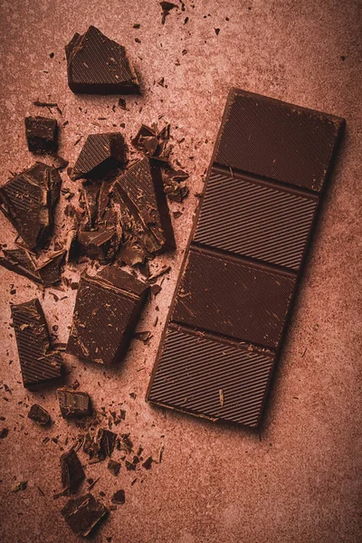 菓子の製造のためのチョコレートバー 壊れた 砕けた 茶色の背景に トップビュー — ストック写真