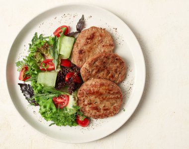 Kızarmış pirzola kıyma, sebze salatası, üst manzara, insan yok.,