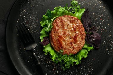 Kızarmış sığır eti üst görünüm, insan yok.,