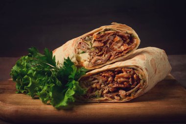 Kes shawarma, 2 parça, kesim tahtasında, yakın plan.,
