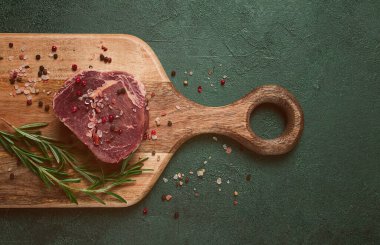 Taze, çiğ pirzola bifteği, doğrama tahtasının üstünde, üst manzara, insan yok.,