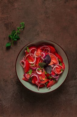 Taze soğanlı domates salatası, baharatlar ve otlar, üst manzara, yakın plan, ev yapımı.,