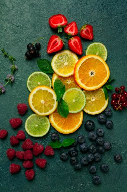 Meyve ve böğürtlen seti, çeşni, dilimlenmiş narenciye, ahududu, yabanmersini, nane yaprağı, çilek, kırmızı frenk üzümü, gıda arka planı, meyve duvar kağıdı karışımı.,