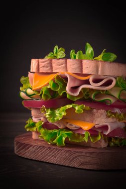 Kulüp sandviçi, ahşap bir masada, kır tarzı, yakın plan, insan yok, ev yapımı.,