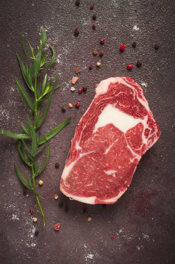 Taze, çiğ kaburga bifteği, üst manzara.,