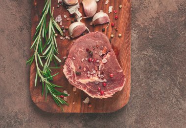 Taze, çiğ pirzola bifteği, doğrama tahtasının üstünde, üst manzara, insan yok.,