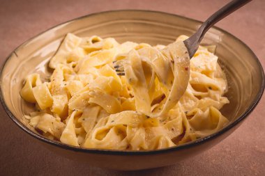 Fetuçin, tagliatelle, kremalı sarımsak sosu, İtalyan geleneksel mutfağı, makarna.,