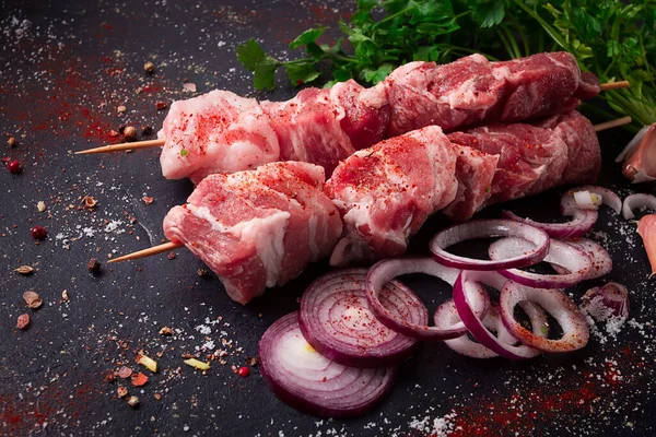 Rått Fläskkött Inlagd Kebab Med Kryddor Ovanifrån Inga Människor — Stockfoto