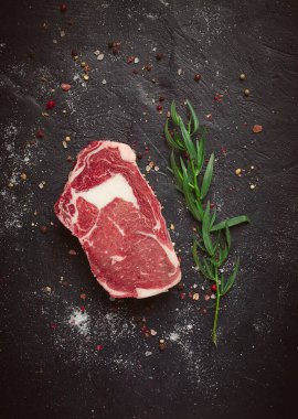 taze çiğ kaburga eti, üstten görünüm,